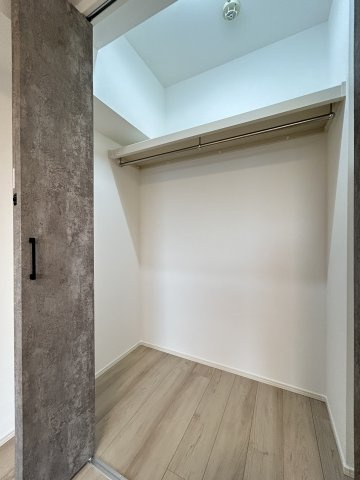 【収納】 | エスポワール堀川 | 広々としたクローゼットです。たくさん洋服が入り便利ですね。