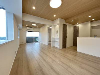 【居間・リビング】 | エスポワール堀川 | 16.1帖の広々としたLDKです。家族とゆっくりと過ごすことができますね。