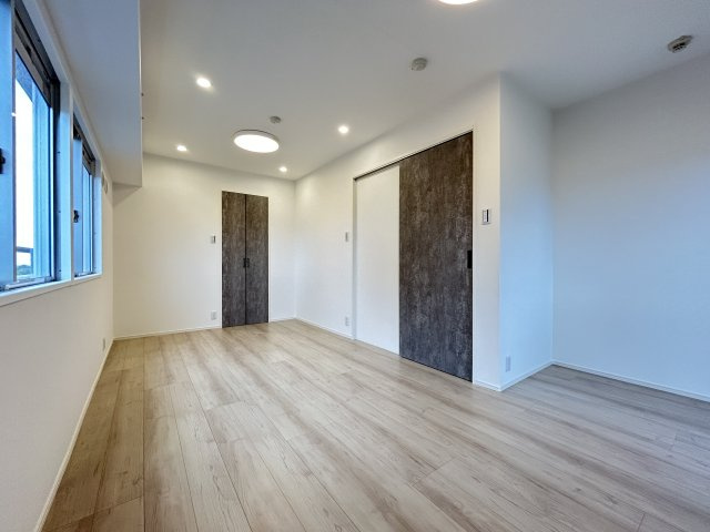 【洋室】 | エスポワール堀川 | 9.56帖の洋室は家具を置いてもゆとり十分。広々ウォークインクローゼット付きで、衣類や小物もすっきり整理できます。