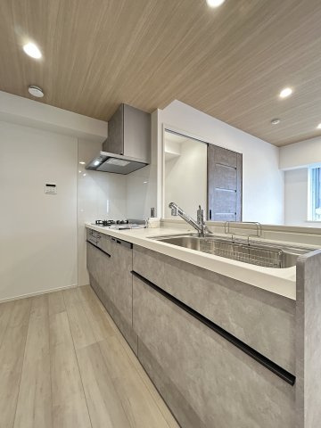 【キッチン】 | エスポワール堀川 | 収納が豊富で、調味料や調理器具の片付けがスムーズになり、家事の負担も軽減されます。