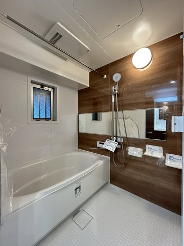 【浴室】 | エスポワール堀川 | 明るく、清潔感のある浴室です。浴室乾燥機付きで梅雨時期も安心ですね。