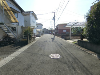 【前面道路含む現地写真】 | 伊奈町中央２丁目　建築条件なし売地　全２区画