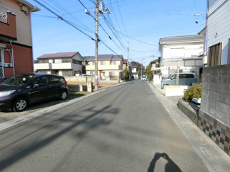 【前面道路含む現地写真】 | 伊奈町中央２丁目　建築条件なし売地　全２区画