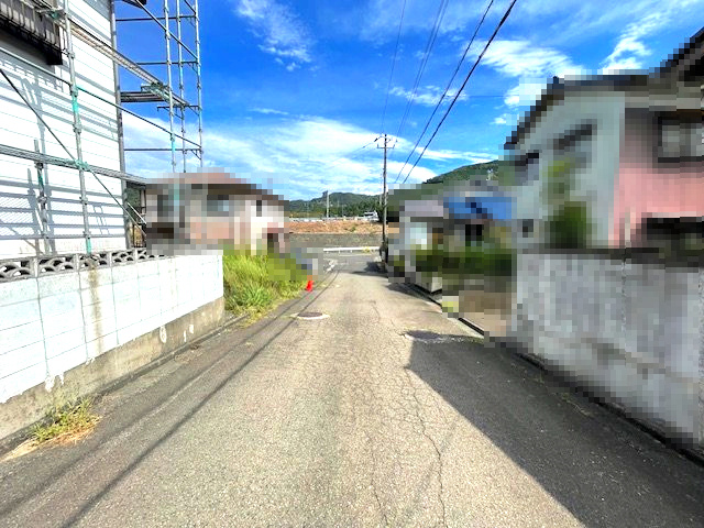 敦賀市泉ヶ丘町中古戸建の前面道路含む現地写真