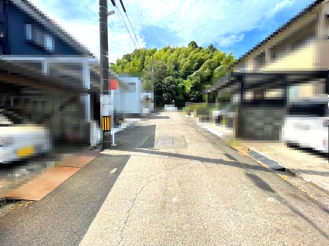 敦賀市泉ヶ丘町中古戸建の前面道路含む現地写真