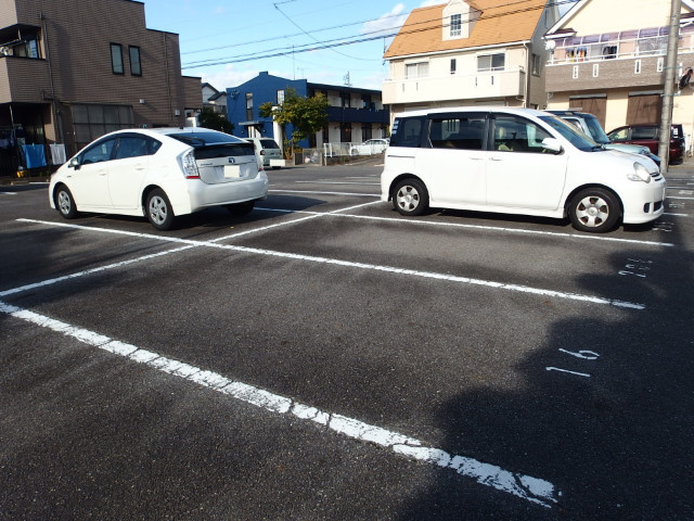 ヴィレッジ稲垣の駐車場
