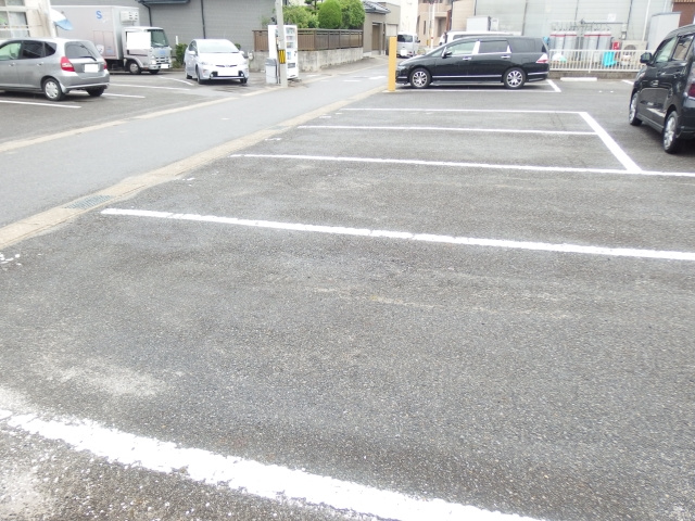 タウニー稲垣の駐車場