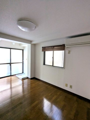 ハイツパーソン倉石の居間・リビング|エアコン完備のリビングです。