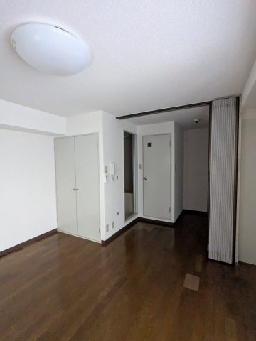 ハイツパーソン倉石の居間・リビング|角部屋なので採光があります。