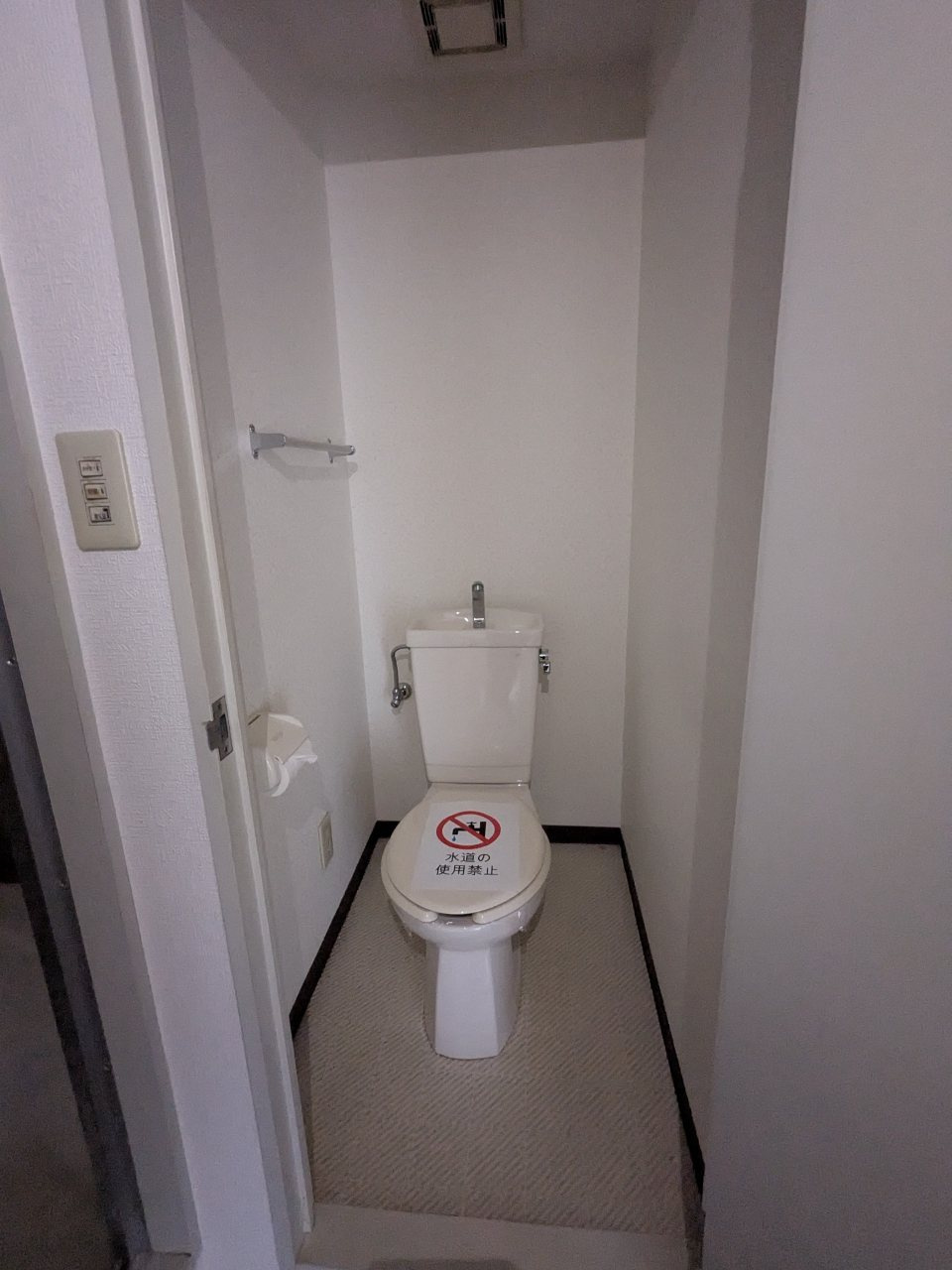 ハイツパーソン倉石のトイレ|ロングコートも収納できます。