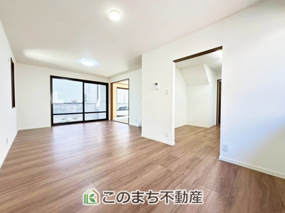 【居間・リビング】 | 宇都宮市鶴田町再生住宅 | リフォーム施工例※イメージ写真のため、建具やフローリング、その他仕様が異なる場合がございます。