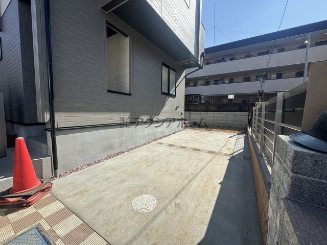 東村山市秋津町4丁目・全7棟　新築一戸建　4号棟の駐車場|縦列駐車2台可能です