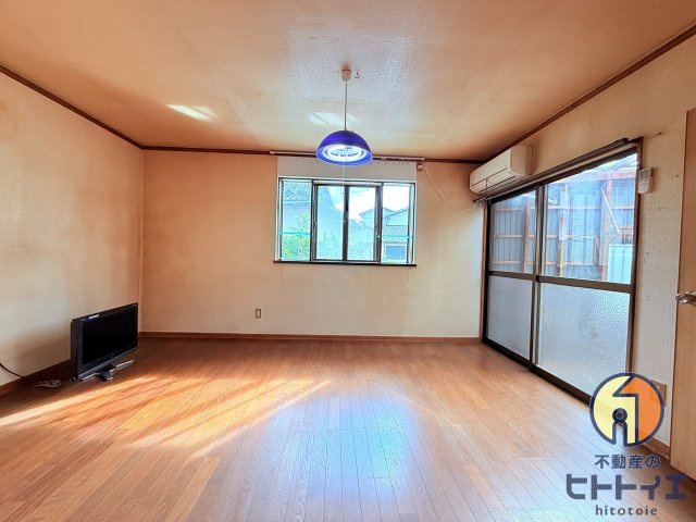 安武戸建の洋室