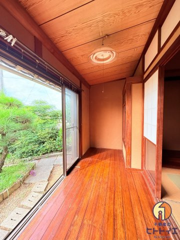 安武戸建の内装|縁側があります。