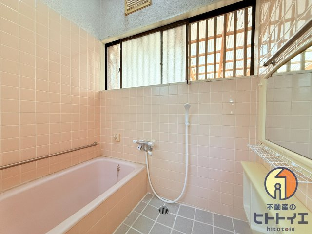 安武戸建の浴室