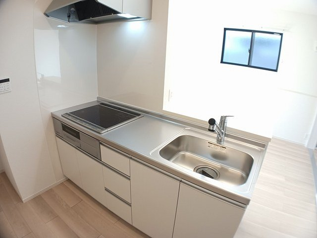 シェノンⅢのキッチン|グリル付き、3口コンロのシステムキッチンです。