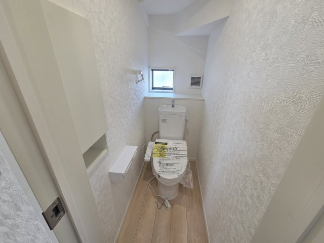 新築　桐生市相生町第17　クレイドルガーデン　5号棟のトイレ|現地写真　トイレは洗浄機能付きです！壁面収納も嬉しいですね♪