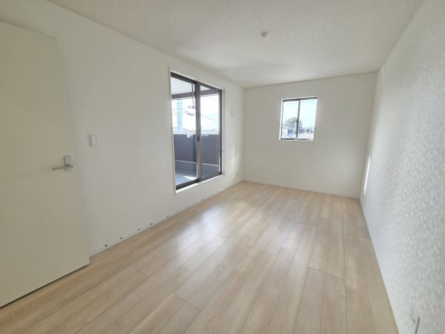 新築　桐生市相生町第17　クレイドルガーデン　5号棟の洋室|現地写真　2階の主寝室です。2面採光なので風通しがよく明るいお部屋です。