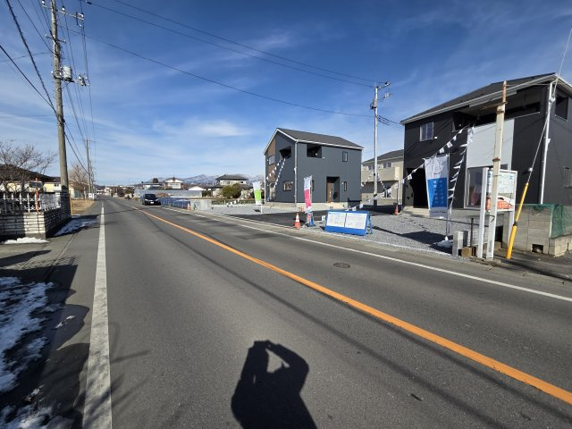 新築　桐生市相生町第17　クレイドルガーデン　5号棟の前面道路含む現地写真|現地写真　南西側前面道路幅員約8.32ｍ