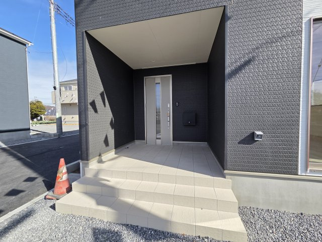 新築　桐生市相生町第17　クレイドルガーデン　5号棟の玄関|現地写真　TVモニタードアホン付きなので防犯面も安心です！