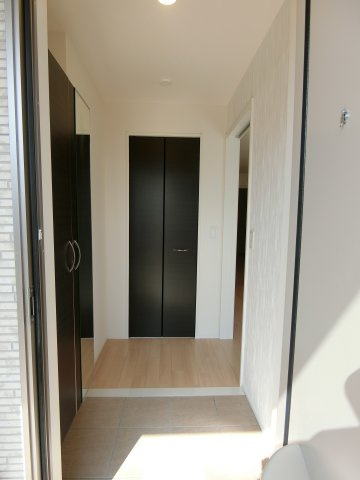 ユニヴァリィ　コンフォートの玄関|イメージ105号室の写真（反転あり）