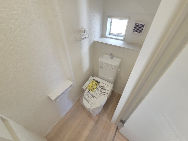 新築　桐生市相生町第17　クレイドルガーデン　2号棟のトイレ|現地写真　トイレは洗浄機能付きです！壁面収納も嬉しいですね♪