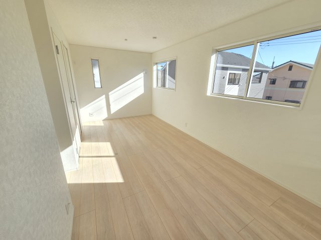 新築　桐生市相生町第17　クレイドルガーデン　2号棟の洋室|現地写真　2階9.5帖の洋室は2部屋に区切ることもできます！ご家族の状況に合わせてご活用ください！