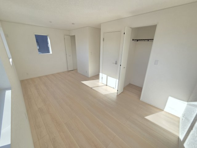 新築　桐生市相生町第17　クレイドルガーデン　2号棟の収納|現地写真　2階9.5帖の洋室は間仕切りをしてもどちらにも収納や扉が備わるようにあらかじめ設置してありますよ！