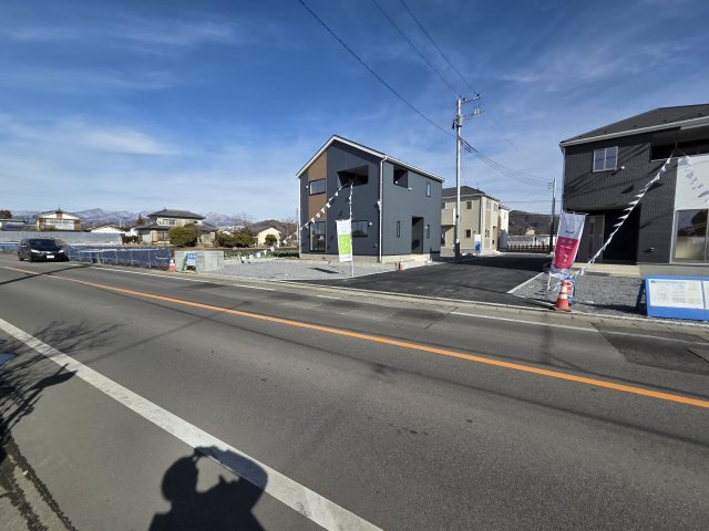 新築　桐生市相生町第17　クレイドルガーデン　2号棟の前面道路含む現地写真|現地写真　南西側前面道路幅員約8.32ｍ