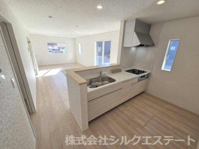新築　桐生市相生町第17　クレイドルガーデン　2号棟の居間・リビング|現地写真　広々20帖のリビング！家族団らんを楽しめそうです♪
