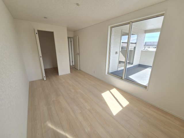 新築　桐生市広沢町第18　クレイドルガーデン　3号棟の収納|現地写真　主寝室はウォークインクローゼットなのでたくさん収納出来ちゃいます！