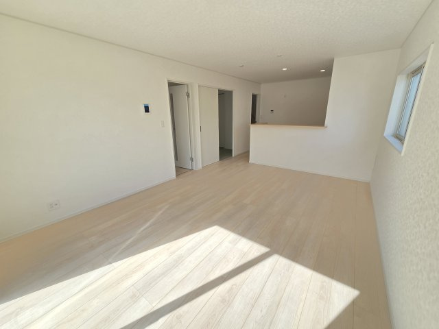 新築　桐生市広沢町第18　クレイドルガーデン　3号棟の居間・リビング|現地写真　対面式のキッチンなので、家事をしながらご家族とのコミュニケーションが取れるのが嬉しいですね！