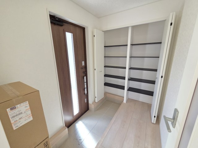 新築　桐生市広沢町第18　クレイドルガーデン　3号棟の玄関|現地写真　玄関収納は可動棚！ブーツや長靴など、仕舞う物に合わせて高さ調整ができ便利です！