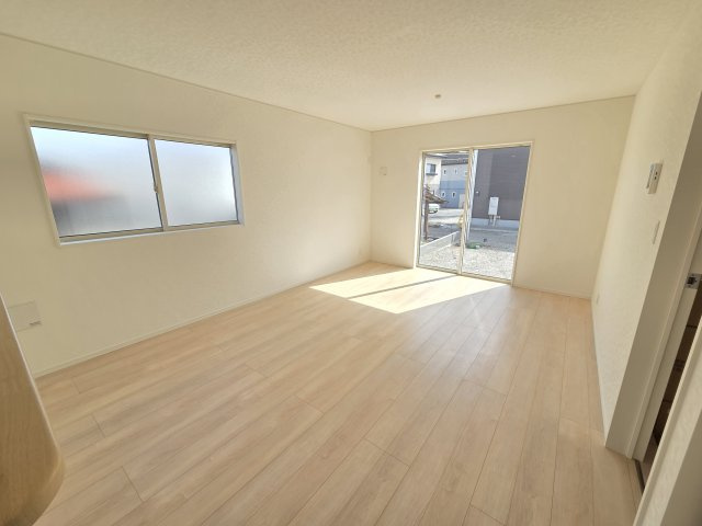 新築　桐生市広沢町第18　クレイドルガーデン　3号棟の居間・リビング|現地写真　広々16帖のリビング！家族団らんを楽しめそうです♪