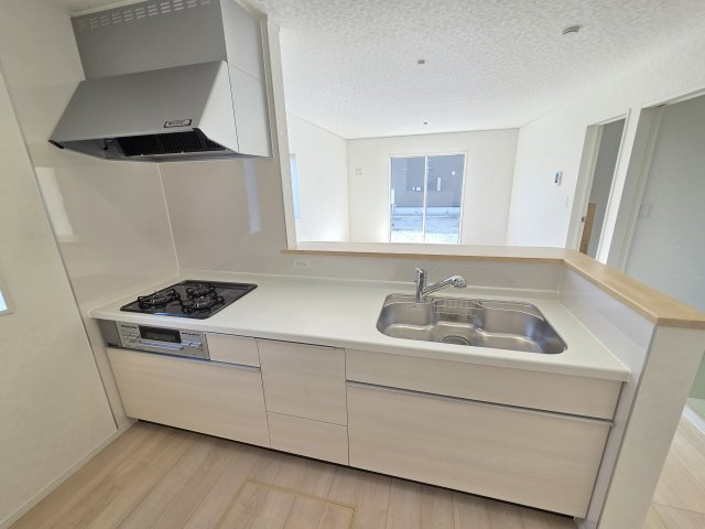 新築　桐生市広沢町第18　クレイドルガーデン　3号棟のキッチン|現地写真　2550ｍｍサイズのキッチンは作業スペースが広く使いやすいです！シンクも広々で洗い物も楽々♪