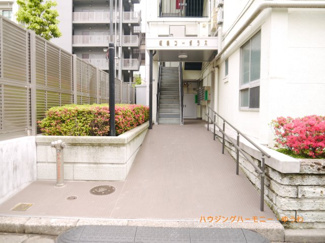 【エントランス】 | 住まいの顔にふさわしい落ち着いた迎賓空間