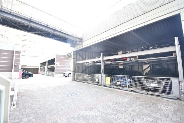 ロイヤルパークス桃坂の駐車場