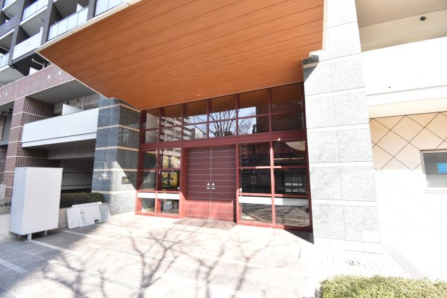 ロイヤルパークス桃坂のエントランス