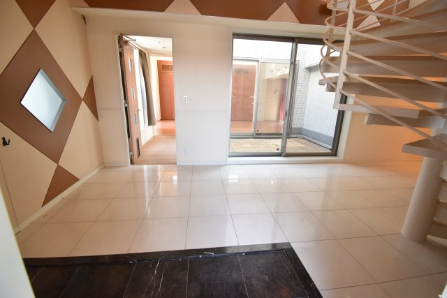 ロイヤルパークス桃坂の玄関