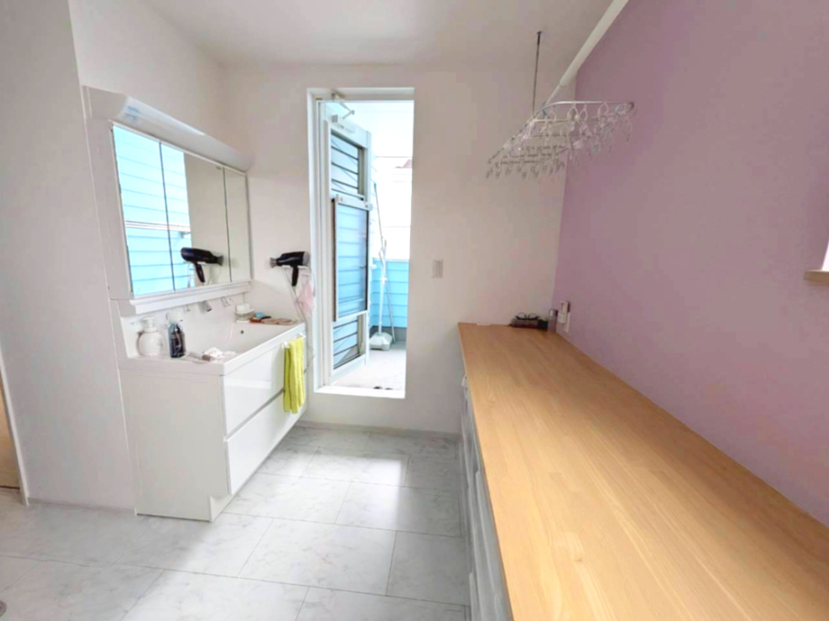 伯太町3丁目：中古一戸建ての脱衣所|脱衣場の向こうに、バルコニーがあります。