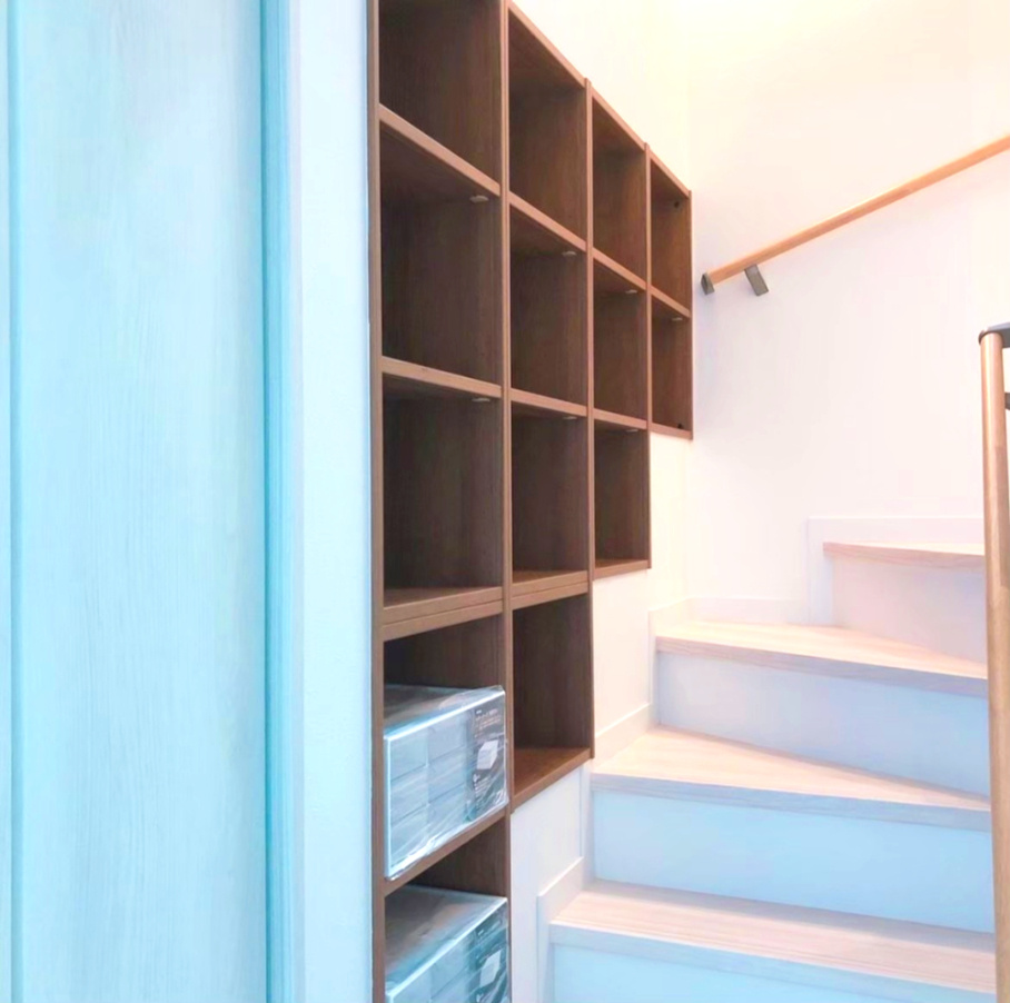 伯太町3丁目：中古一戸建ての収納|階段にも収納があります。