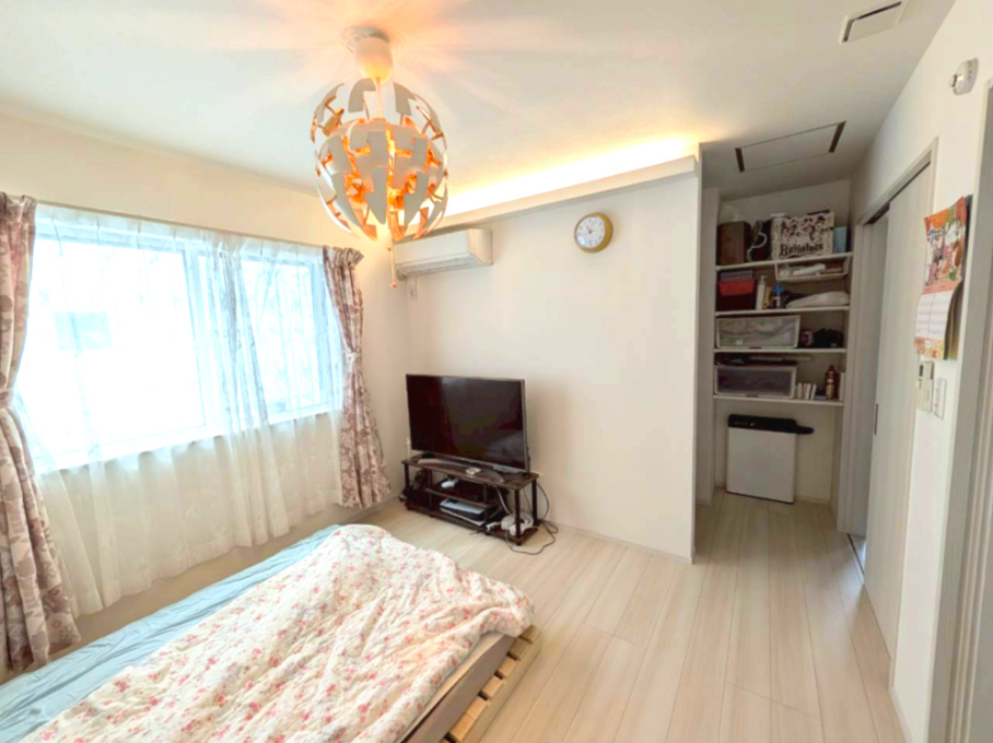 伯太町3丁目：中古一戸建ての寝室|照明を落とすと、落ち着いた色調の寝室となります。