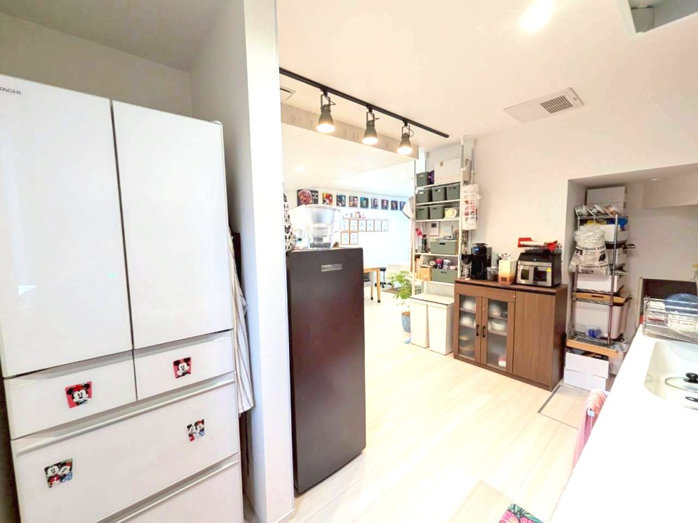 伯太町3丁目：中古一戸建てのキッチン|黒系色の冷凍庫が現在ありますが、その場所に物を置かなければ調理中リビングとの見通しがさらに良くなります。