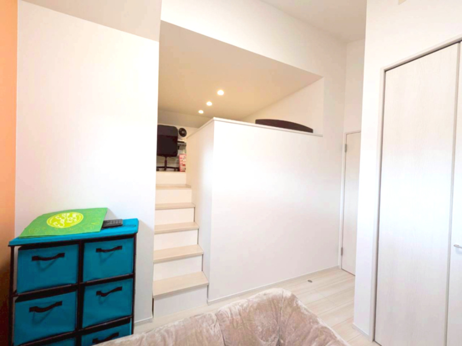 伯太町3丁目：中古一戸建ての洋室|ロフトへは、階段であがります。