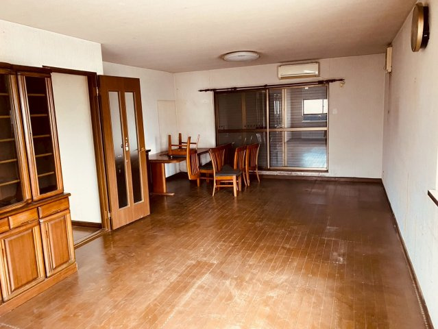 八街に中古戸建の居間・リビング