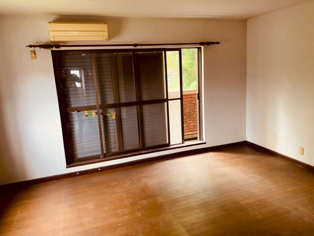 八街に中古戸建の洋室