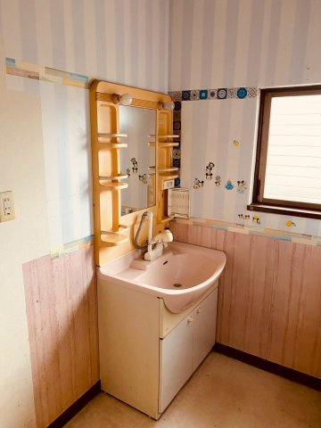 八街に中古戸建の独立洗面台