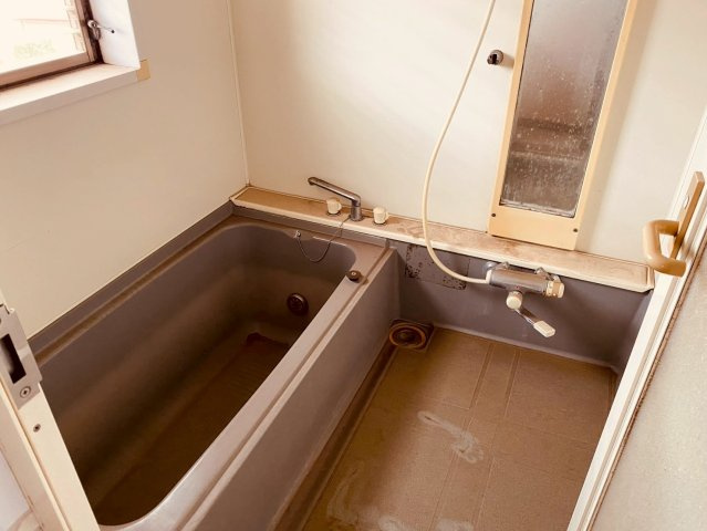 八街に中古戸建の浴室