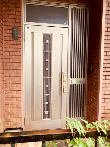 八街に中古戸建の玄関