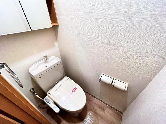 加古川市加古川町美乃利のアパートのトイレ|シャワー付トイレ